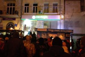 Мітингарі розбили вікна у відділенні "Сбербанку Росії" й намагалися розгромити "офіс Медведчука"