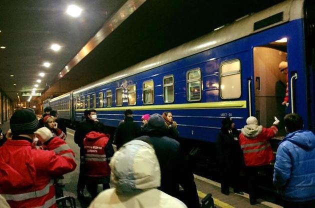 Медики забрали с киевского вокзала 18 детей с отравлением, трое – в тяжелом состоянии