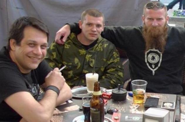 Справа - основатель радикальной организации "Сербские волки" Александр Синджелич