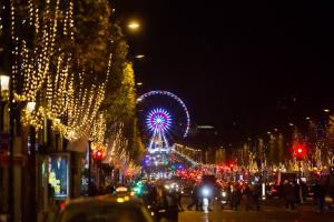Париж засверкал рождественской иллюминацией