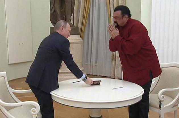 У Сігала з'явився ще один паспорт