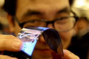 Sansung працює над створенням дисплея, що самостійно згинається