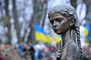 В Киеве возле памятника жертвам Голодомора зажгли тысячи свечей