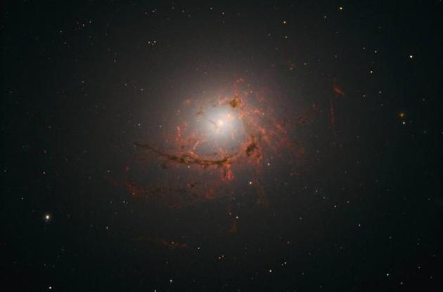 "Хаббл" зробив знімок найбільшої галактики з кластера Центавра