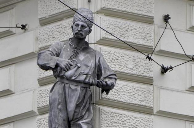 Памятник уроженцу села Кульчицы
на Самборщине, шляхтичу из рода Кульчицких-
Шелестовичей &mdash; Юрию Францу Кульчицкому,
купцу (автору рецепта венского кофе), герою
Венской битвы 1683 г. (Вена)