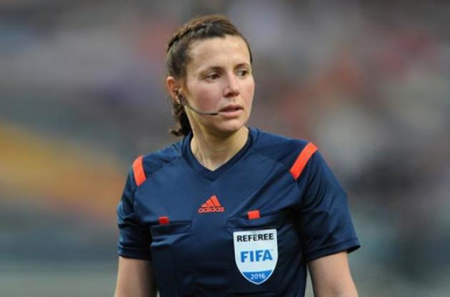 Монзуль остается одной из лучших в женском футбольном судействе
