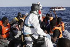 Біля берегів Лівії за добу врятували близько 900 мігрантів