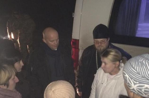 При передаче 15 освобожденных преступников присутствовали матери и жены украинских заложников