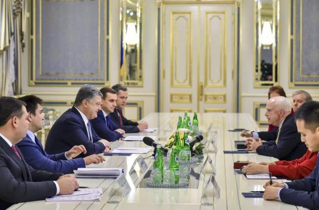 Порошенко предложил сенаторам США посетить Донбасс и увидеть провокации боевиков