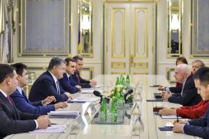 Порошенко предложил сенаторам США посетить Донбасс и увидеть провокации боевиков