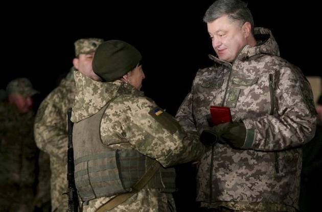 Порошенко наградил участников боев на Светлодарской дуге
