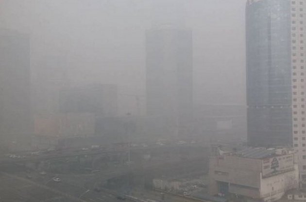 В Китае из-за густого смога частично перекрыли автомагистрали и отменили авиарейсы