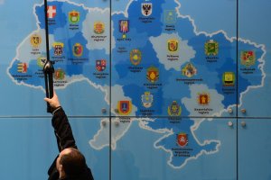 У 2016 році сім облрад ухвалили незаконні рішення про "договірні відносини" між Києвом та регіонами