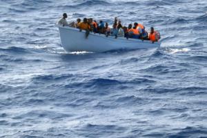 Біля Лівії затонуло судно з більше ста мігрантами