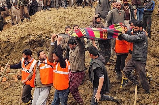 Спасатели помогли 13 людям, еще несколько человек могли доплыть до берега сами