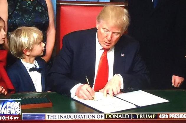 Трамп подписал первые президентские указы