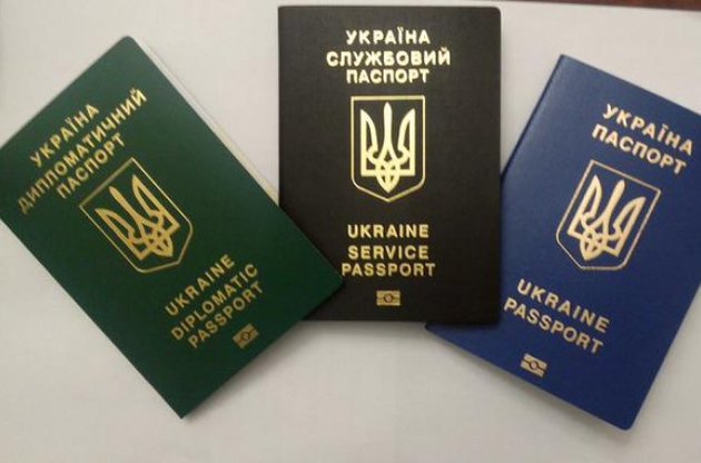Росіянин за хабар намагався отримати український паспорт