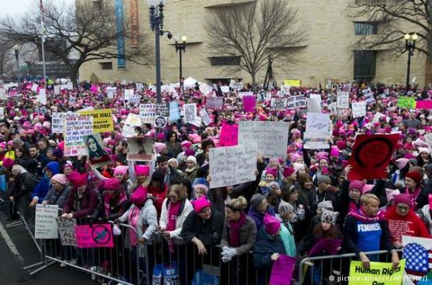 На марши против Трампа вышли тысячи женщин