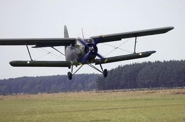 Судовий пристав заліз на крило літака Ан-2 і не дав йому злетіти