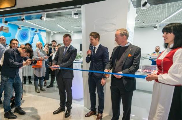 Посол Королевства Норвегия Уле Терье Хорпестада разрезает ленту на открытии магазина EgersundSeafood в ЦУМе