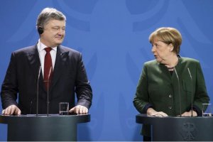 Порошенко вказав Меркель на важливість збереження санкцій проти Росії