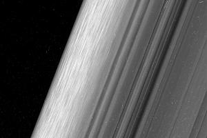 Станция Cassini передала на Землю снимки колец Сатурна с минимального расстояния