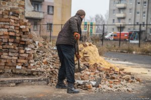 Під завалами зруйнованих будинків в Авдіївці знаходяться люди