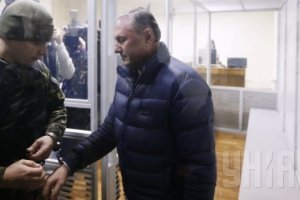 Єфремова звільнили з "камери" в залі суду