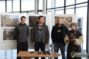Волонтеры презентовали фотовыставку к третьей годовщине аннексии Крыма и начала АТО