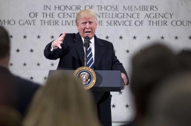 Трамп уже включил свой твиттер и обсуждает Великую стену