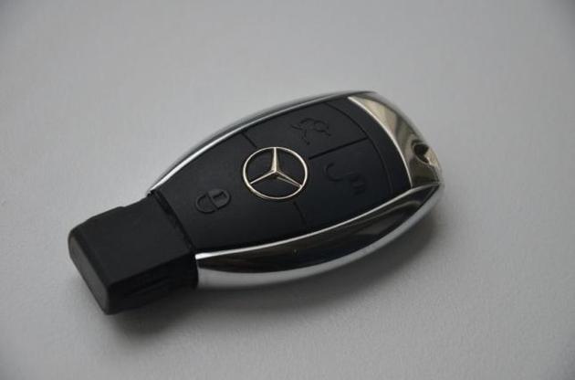 У Києві з Мерседеса" народного депутата поцупили спортивну сумку