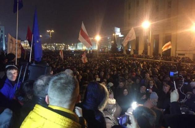 Несколько тысяч человек в Минске потребовали отмены "налога на тунеядцев" и свободных выборов