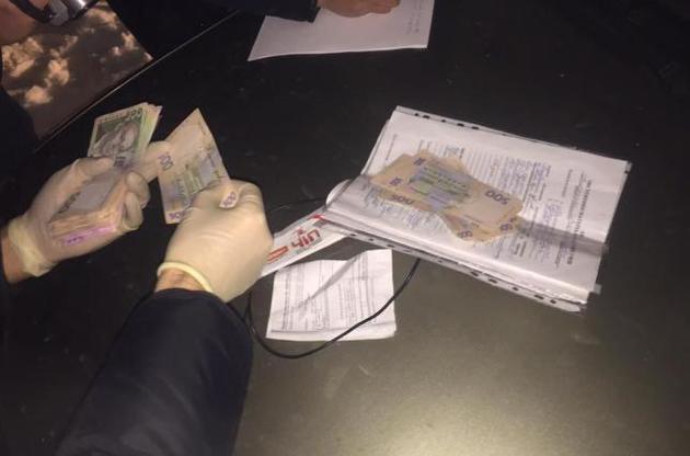 У Вінницькій області затримали підприємливого поліцейського