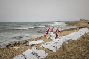 Более 70 мигрантов погибло на затонувшей лодке в Средиземном море
