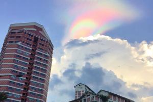 В Сингапуре наблюдали редкий феномен – огненную радугу