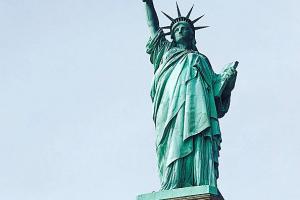 В Нью-Йорке неизвестные "украсили" статую Свободы баннером "Беженцы – добро пожаловать"