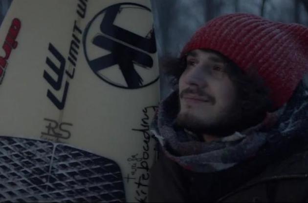 Головний герой кліпу слідує за мрією, яка його не полишає