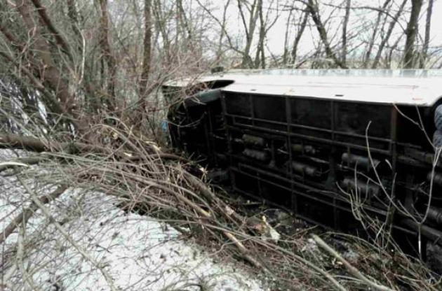 Водій автобуса, в якому знаходилися 53 пасажири, не впорався з керуванням