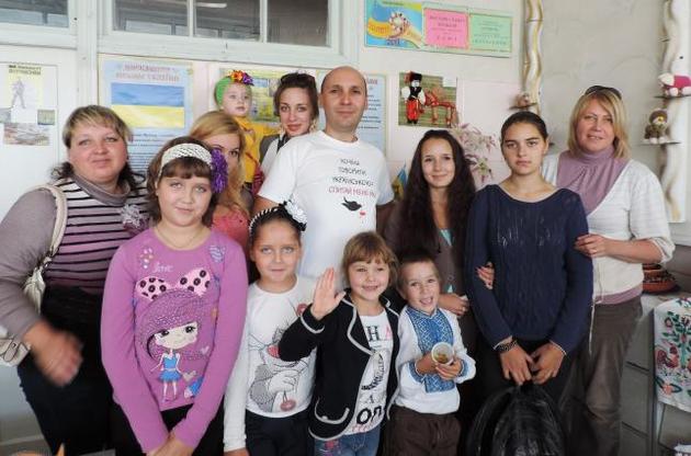 Максим Потапчук і учасники проекту "Вишиті мрії" у Костянтинівці