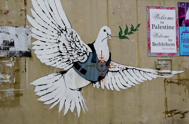 Графити художника Бэнкси на стене между Израилем и палестинским территориями