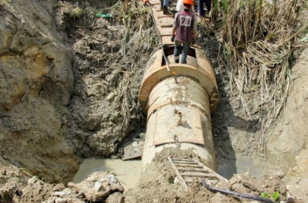 Коммунальщики починили водопровод в зоне АТО