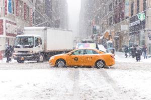 В Нью-Йорке объявили чрезвычайное положение из-за снежного шторма