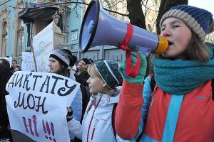 Незалежне агентство чи театр маріонеток?