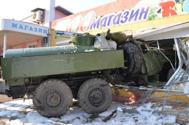 У Миколаєві військова вантажівка врізалася в зоомагазин