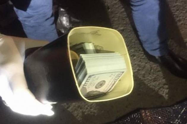 Взятку прокурору принесли в тубусе из-под виски