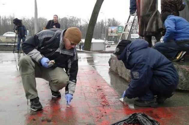 В Киеве отмыли от краски памятник Телиге в Бабьем Яру