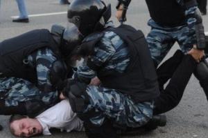 Количество задержанных протестующих в Москве превысило 900 человек