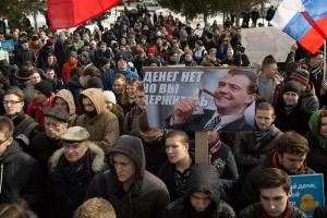 Протесты в России подбодрили оппозицию перед выборами - Bloomberg