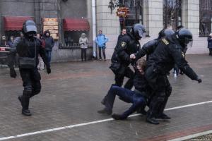 Лукашенко топить білоруські протести в репресіях