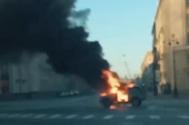 У Петербурзі біля Смольного далекобійники спалили набиту покришками машину